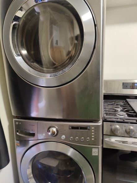 Building Photo - 2128 Newtown Ave