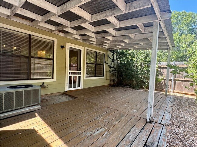 Building Photo - 512 Eberhart Ln