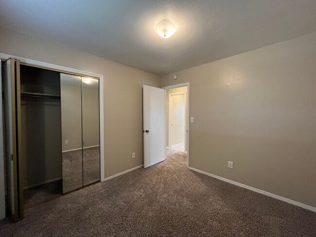 Building Photo - 3 Bedroom 2 Bathroom House!