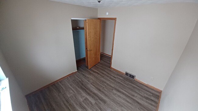 Building Photo - Cute 3 Bedroom 1 Bath with Basement Locate...