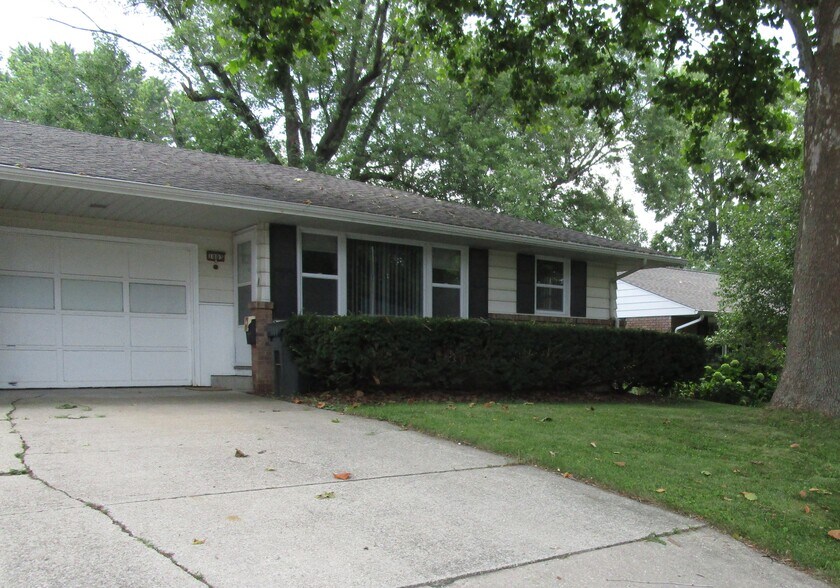 Primary Photo - 1003 E McHenry St