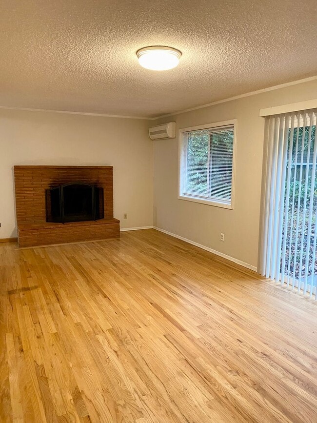 Building Photo - Large 3 Bedroom Split-Level Home With Office!