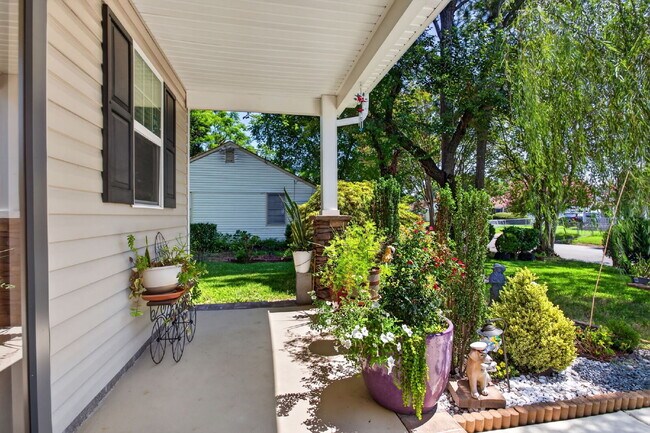 Building Photo - "Spacious 5-Bed featuring TWO PRIMARY SUITES with a beautiful backyard oasis in Norfolk!"