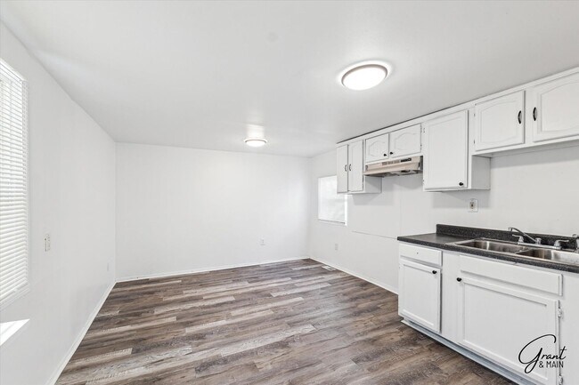 Building Photo - 2615 Emmons Ave