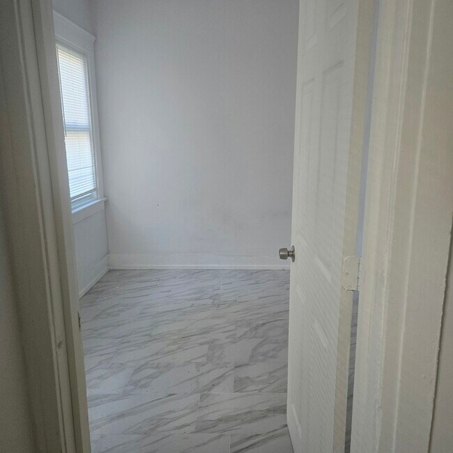 Building Photo - 1443 W 85th St