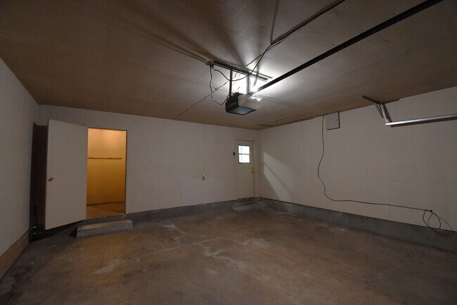 Building Photo - 3202 Autumn Leaves Dr