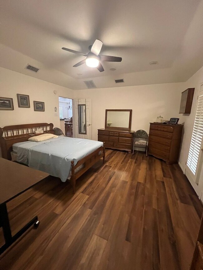 Building Photo - FULLY FURISHED MID TERM LEASE