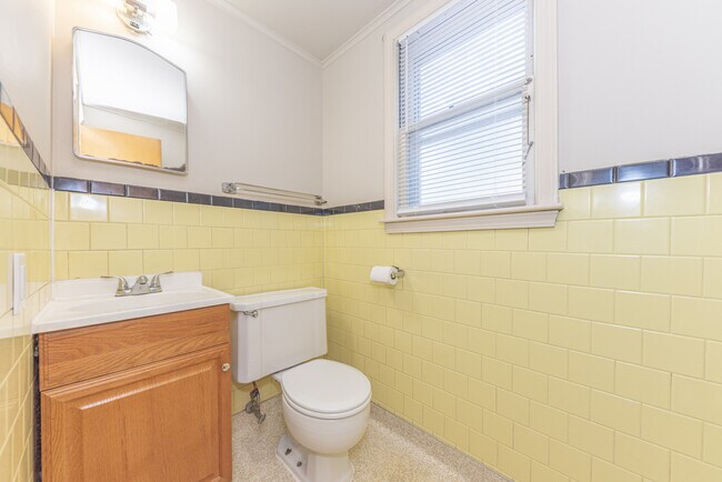 Building Photo - 909 E Ann St