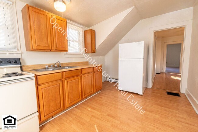 Building Photo - 608 Anderson Ave