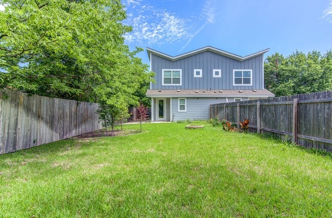 Building Photo - Super Cute South Austin 3/2.5 Condo, built...