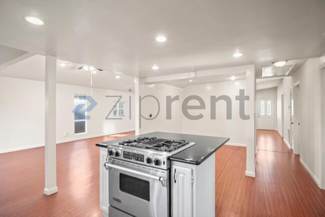 Building Photo - 41861 Maywood St