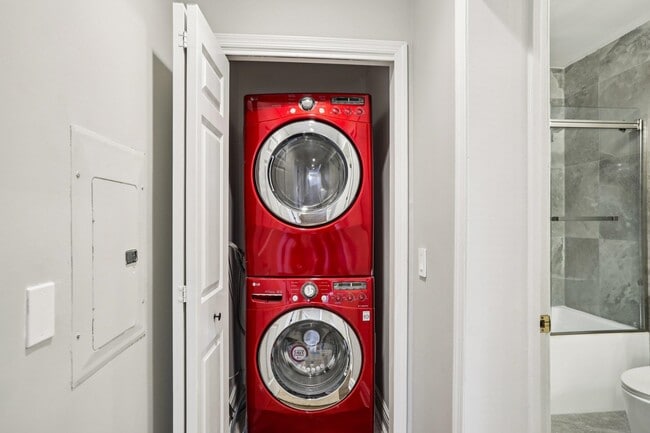 Building Photo - 343 The Promenade