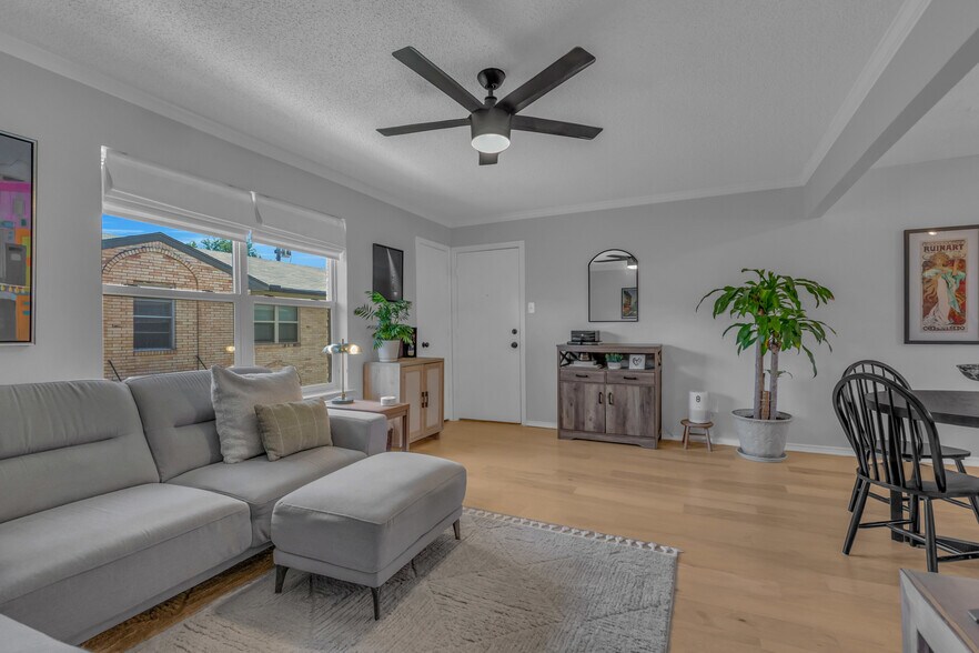 Building Photo - 5829 Sandhurst Ln
