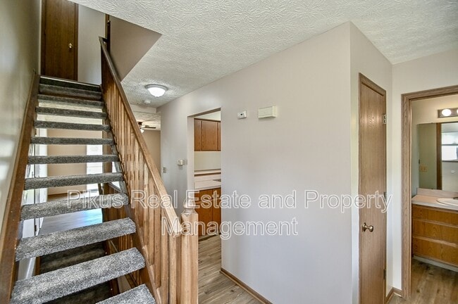 Building Photo - 2012 Redwing Dr