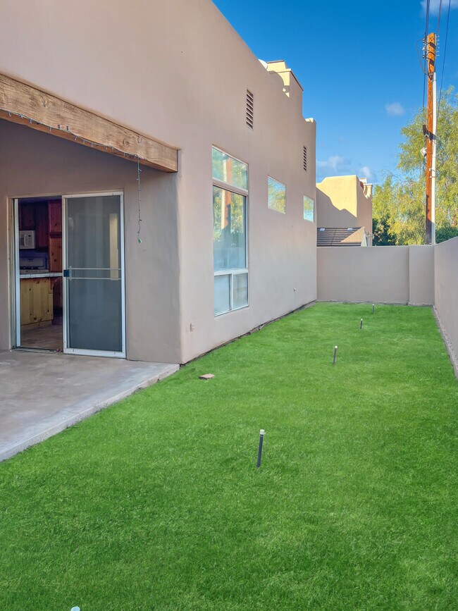 Building Photo - 54670 Avenida Alvarado