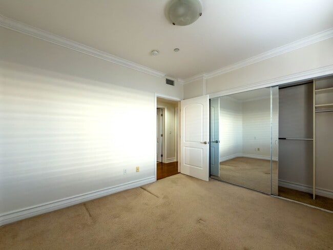 Building Photo - Spacious 3BR Condo with Luxury Finishes in Brentwood!