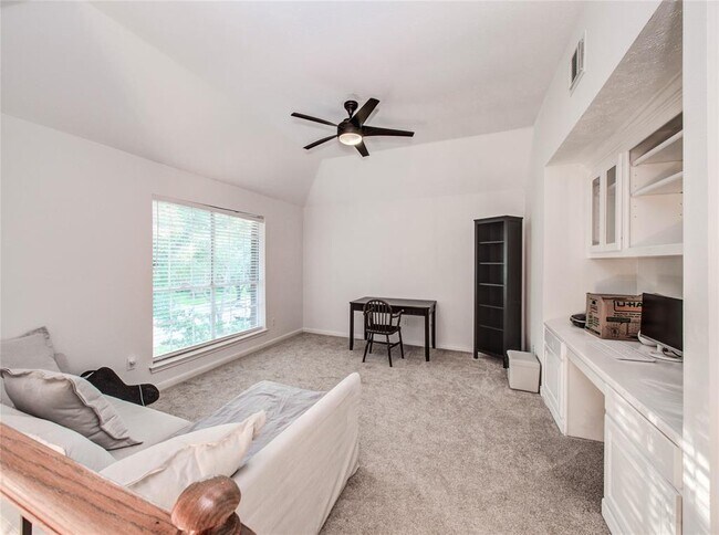 Building Photo - 2735 Oakland Dr