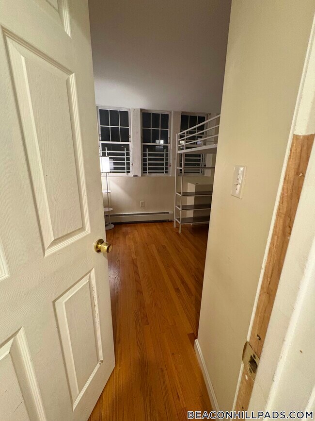 Building Photo - 28 Phillips St