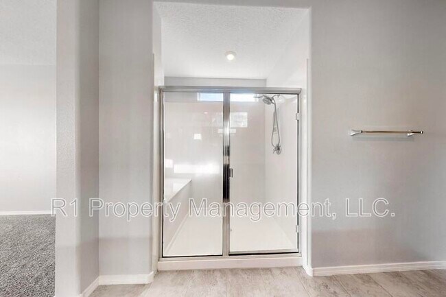 Building Photo - 6405 Kings Cyn Cv NE