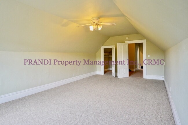 Building Photo - Upstairs 1 Bed, 1 Bath Unit with Bright an...