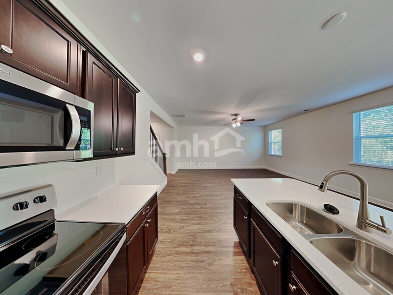 Building Photo - 6192 W Calle Lingo