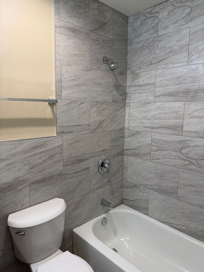 Building Photo - Updated 2 bedroom 1 bath duplex in Eugene!  $500 OFF YOUR FIRST MONTH'S RENT!