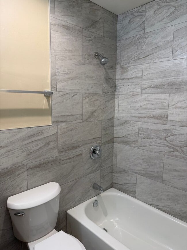 Building Photo - Updated 2 bedroom 1 bath duplex in Eugene!