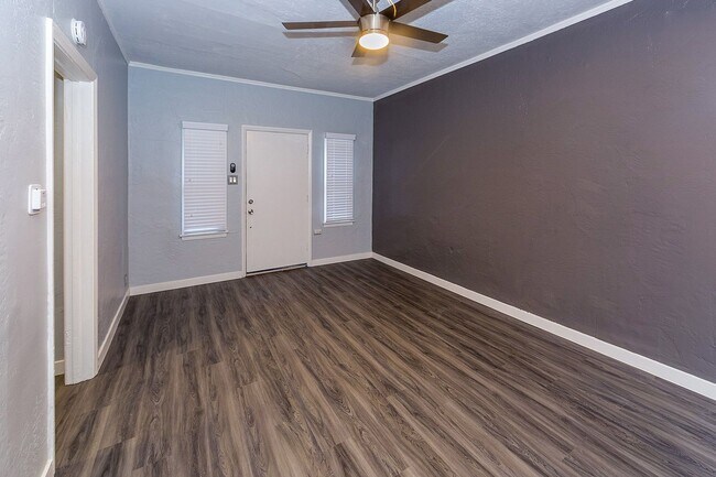 Interior Photo - 2014 Chestnut Avenue