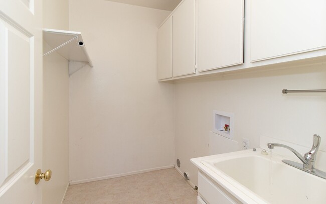 Building Photo - Spacious 6 Bedroom Home With Huge Backyard!