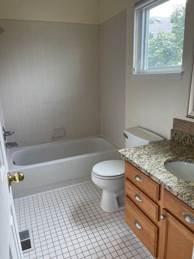 Building Photo - Cozy Studio Carriage House – All Utilities Included!