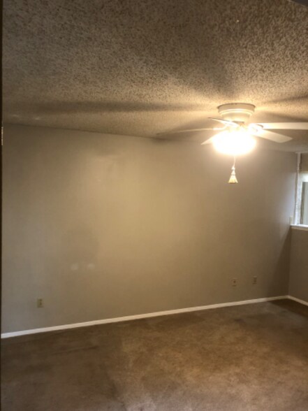 Building Photo - 413 Top Hill Dr