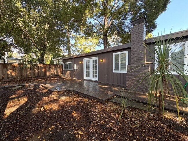 Building Photo - Charming 1BR Cottage with Private Patio