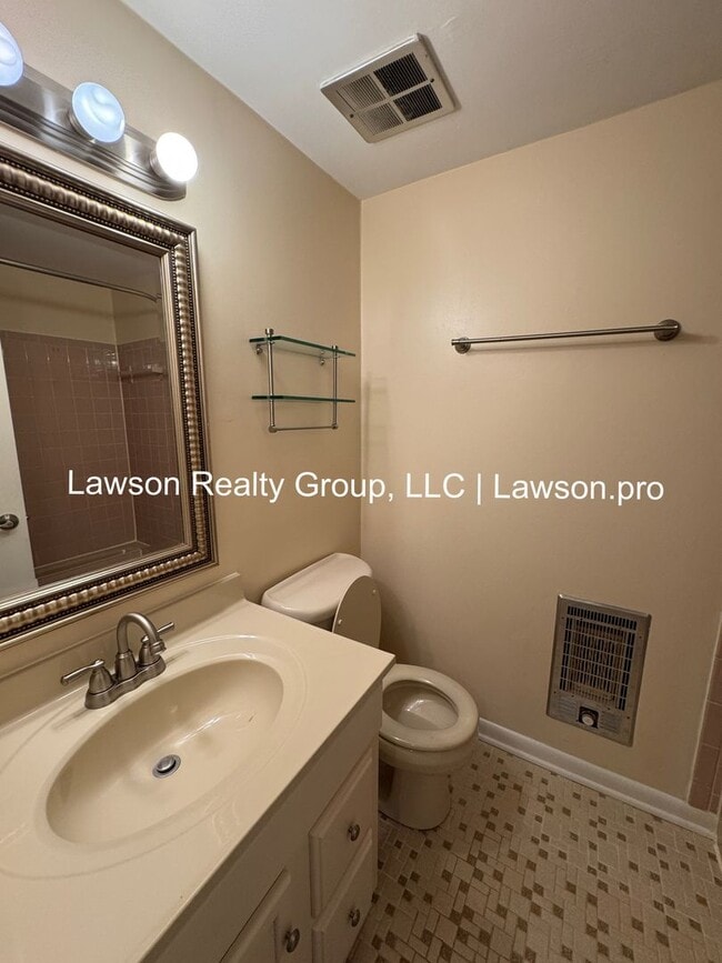 Building Photo - Two Bedroom Condo w/ Updated Kitchen in Hu...