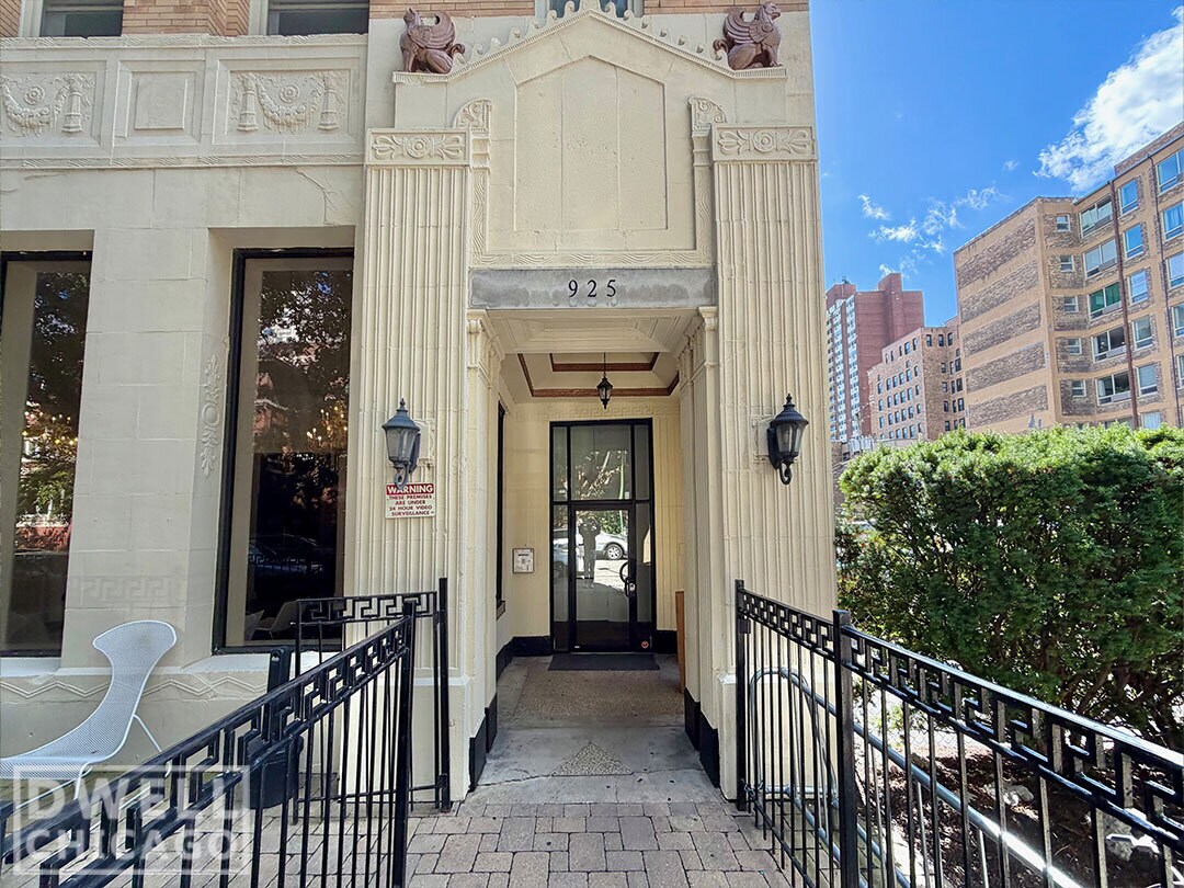 Building Photo - 919 W Carmen Ave