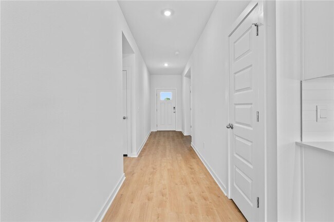 Building Photo - 813 Heeler Ave