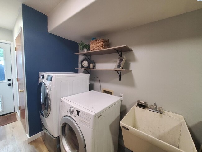 Building Photo - Pet friendly, avail July 1