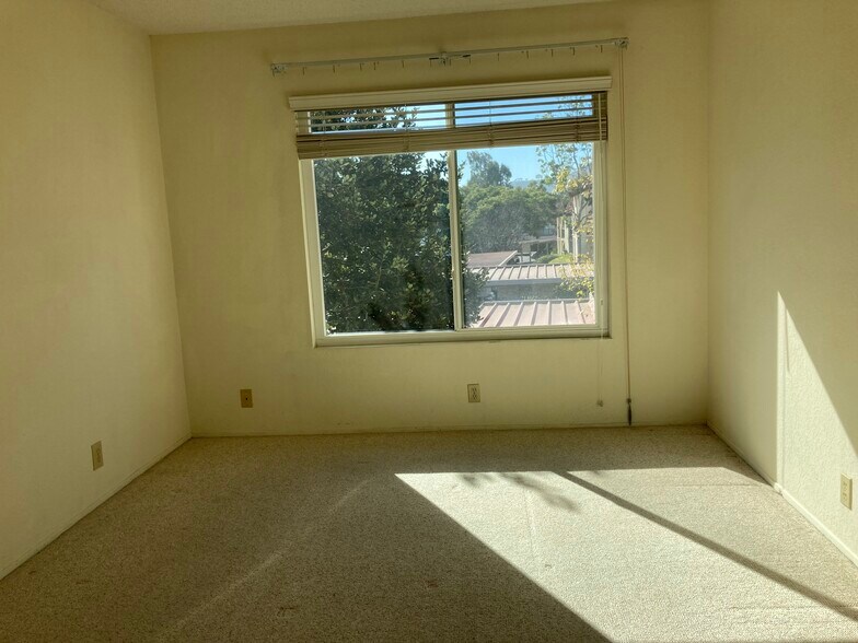 Building Photo - 4050 Porte La Paz