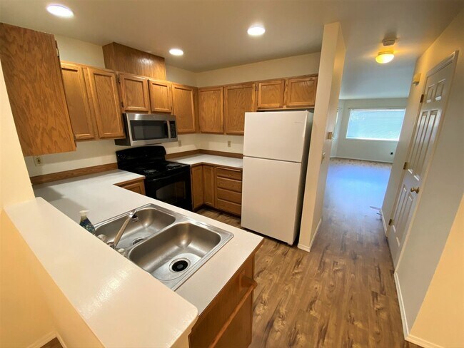 Building Photo - 2 Bed 1.5 Bath Condo! W/S/G/Lawn Care Included!