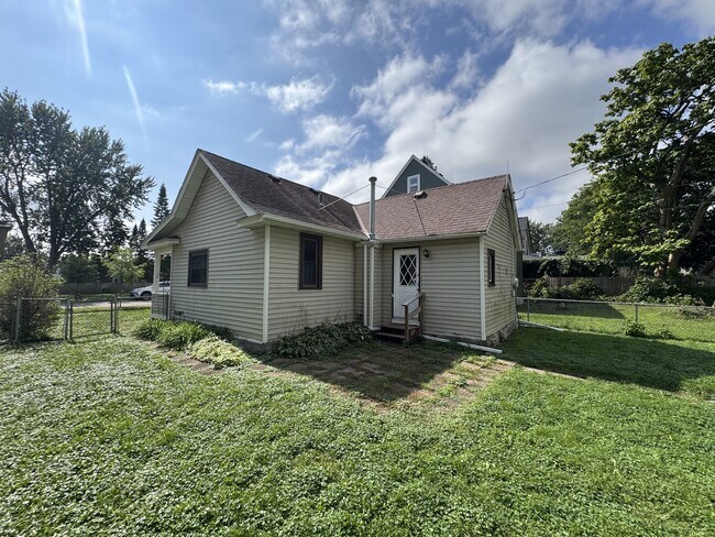 Building Photo - 935 Tuscarora Ave W