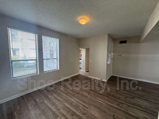 Building Photo - 2545 Oak St