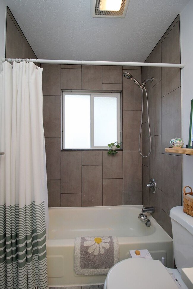 Building Photo - 205 NE 79th Ave