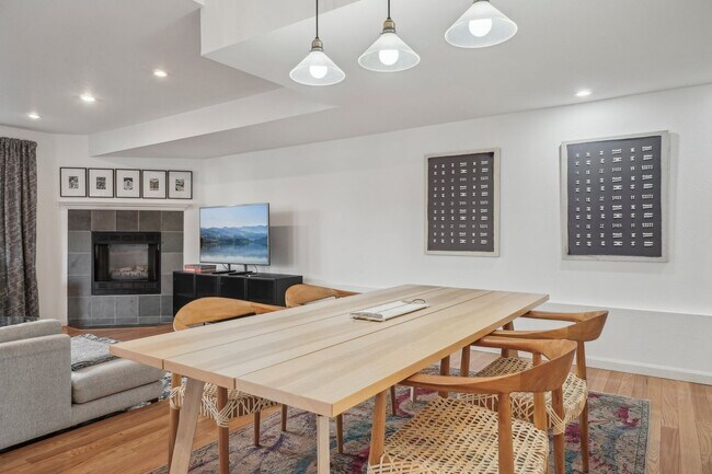 Building Photo - HALF MONTH RENT FREE!!!! GORGEOUS Brick To...