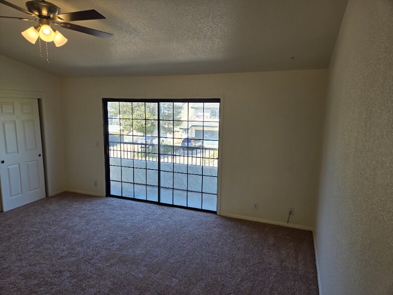 Building Photo - 652 Shady Ln