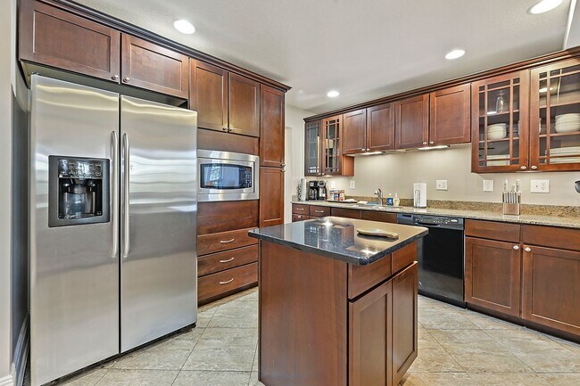 Building Photo - Incredible Home A Block off of Biloxi Beach!