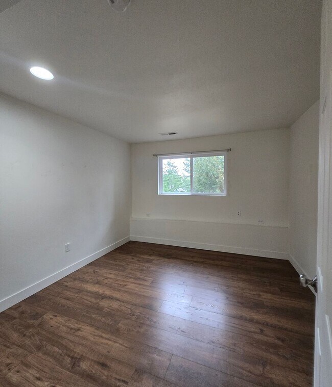 Building Photo - ***PENDING APPLICATION***4 Bedroom, 2 Bath...