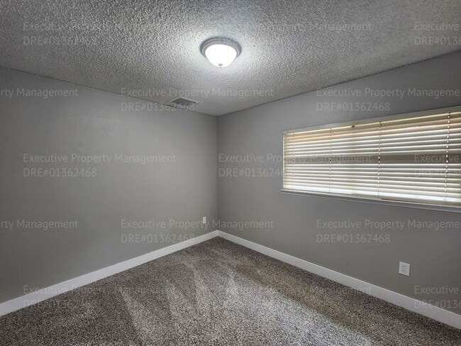 Building Photo - 4 bedroom 2 bath great location.