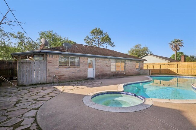 Building Photo - 3212 Wavecrest St