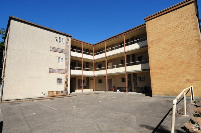 Building Photo - Thomas Manor Apartments