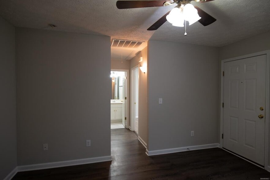 Building Photo - 325 James Dr