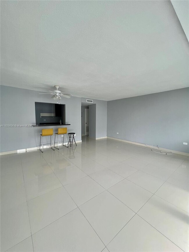 Building Photo - 7545 E Treasure Dr